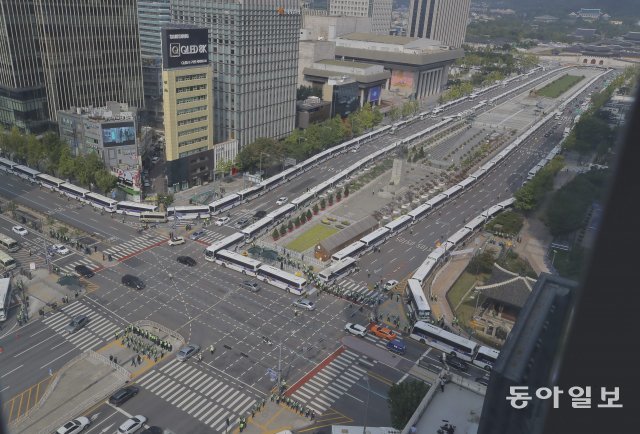 보수단체의 개천절 집회가 예고된 가운데 3일 서울 광화문 광장 일대는 돌발적인 집회를 차단하기위해 경찰 버스로 벽을 쌓아 놨다. 원대연 기자 yeon72@donga.com