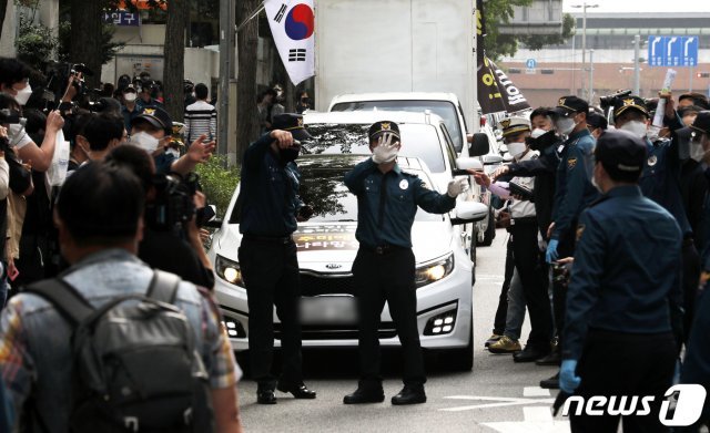 보수단체 ‘애국순찰팀’ 회원들이 3일 오후 서울 광진구 추미애 법무부 장관 자택 인근에서 차량을 이용한 드라이브 스루 집회를 하고 있다. 2020.10.3/뉴스1 © News1