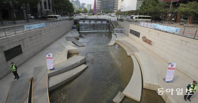 보수단체의 개천절 집회가 금지된 가운데 3일 서울 광화문 광장 일대는 돌발적인 집회를 차단하기위해 경찰들이 광화문 광장인근 청계천 입구를 봉쇄 하고 있다.