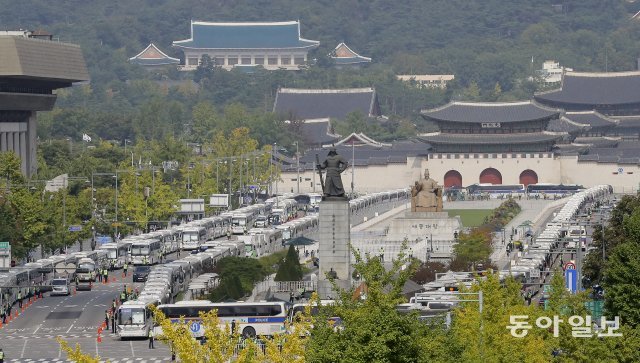 보수단체의 개천절 집회가 원천 금지 된가운데 경찰은 3일 경찰 버스를 이용해 서울 광화문 광장 일대를 봉쇄 하고 있다.