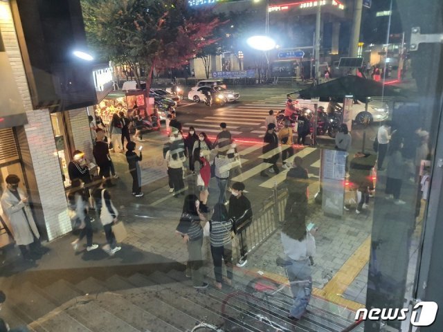 3일 저녁 서울 광진구 건대입구 2호선 지하철역 앞 모습. 2020.10.03/뉴스1 © News1