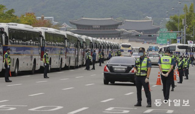 보수단체의 개천절 집회가 금지된 가운데 3일 서울 광화문 광장 일대는 돌발적인 집회를 차단하기위해 경찰들이 광화문 광장으로 이어지는 도로에서 검문이 실시 되고 있다.