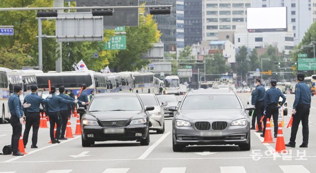 보수단체의 개천절 집회가 금지된 가운데 3일 서울 광화문 광장 일대는 돌발적인 집회를 차단하기위해 광화문 광장으로 이어지는 도로에서 검문이 실시 되고 있다.