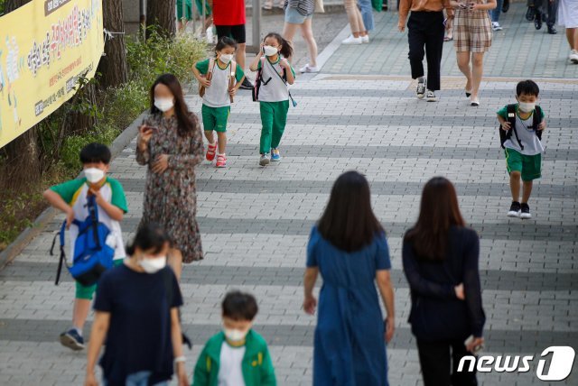 수도권 등교수업이 재개된 지난달 21일 서울시내 초등학교에서 학생들이 하교하고 있다. /뉴스1 © News1