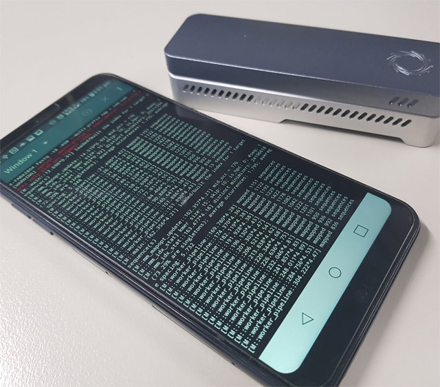 스마트폰 애플리케이션 ‘제노포’가 바이러스 염기서열을 분석하고 있다. USB 크기만 한 옥스퍼드 나노포어의 유전자 해독장치 ‘미니온’이 읽어낸 데이터를 분석해 30분 만에 코로나바이러스 염기서열을 해독한다. 가번의학연구소 제공