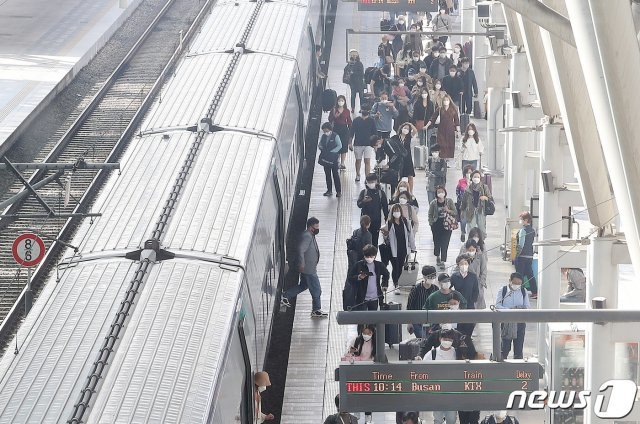 추석연휴 마지막 날인 지난 4일 서울역에서 귀경객들이 열차에서 내려 집으로 향하고 있다. 2020.10.4 © News1