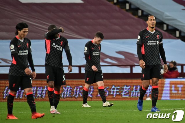 아스톤 빌라전 7실점 이후 망연자실한 리버풀 선수단의 모습. © AFP=뉴스1