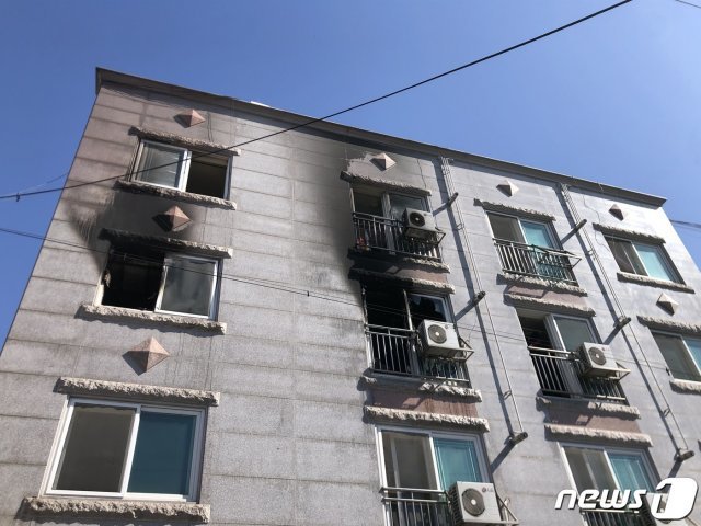 5일 오전 광주 동구 계림동 한 빌라 건물에서 불이 나 외벽이 시켜멓게 그을려 있다.2020.10.5 © News1