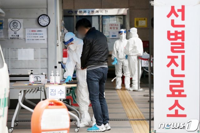 서울 도봉구 보건소에 마련된 선별진료소에서 의료진들이 시민들을 상대로 코로나19 진단검사를 하고 있다. 2020.10.4/뉴스1 © News1