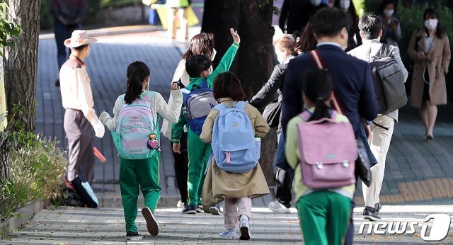 5일 오전 서울의 한 초등학교에서 학생들이 등교하고 있다. /뉴스1 © News1