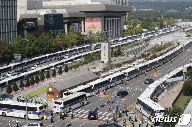 보수단체가 개천절 집회를 예고한 3일 서울 종로구 광화문 광장 일대가 펜스와 차벽으로 둘러 쌓여있다. 경찰은 보수단체가 신고한 차량을 이용한 ‘차량시위’(드라이브 스루)를 대부분 금지 통고하고 행정법원이 허가한 강동구 일대 9대 이하 차량시위만 허용했다. 2020.10.3/뉴스1