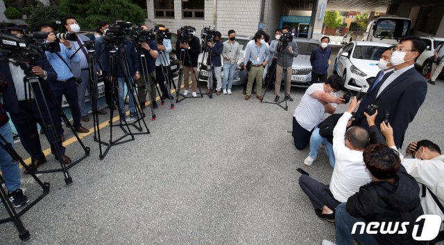 ‘5·18 헬기사격’을 증언한 고(故) 조비오 신부에 대한 사자명예훼손 혐의를 받고 있는 전두환씨(89)에 대한 결심공판이 열린 5일 오후 광주 동구 광주지방법원 앞에서 조 신부 조카 조영대 신부가 재판에 앞서 취재진 질문에 답하고 있다.2020.10.5 /뉴스1 © News1