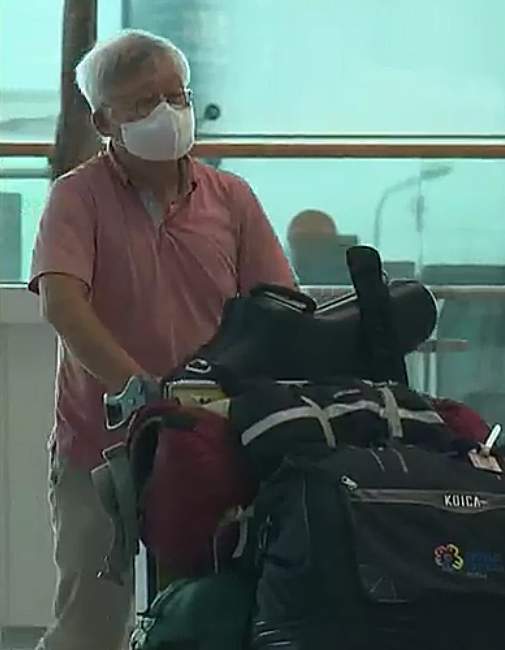 강경화 외교부 장관의 남편인 이일병 연세대 명예교수가 3일 인천국제공항을 통해 미국으로 출국하고 있다. KBS 영상 캡처