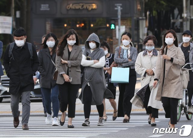 서울 아침 최저 기온이 8도까지 떨어지며 올가을 들어 가장 쌀쌀한 날씨를 기록한 가운데 5일 오전 서울 광화문 세종대로에서 시민들이 두꺼운 옷차림으로 출근하고 있다.  2020.10.5/뉴스1 © News1