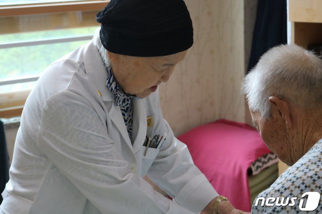 남양주 매그너스요양병원에서 환자를 진료하는 한원주 의사 © 뉴스1