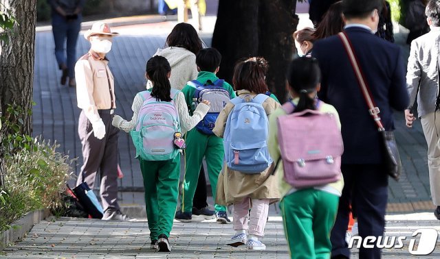 5일 추석 연휴가 끝나고 전국 학교가 등교수업을 재개한 가운데 서울 소재 한 초등학교에서 학생들이 등교하고 있다./뉴스1 © News1