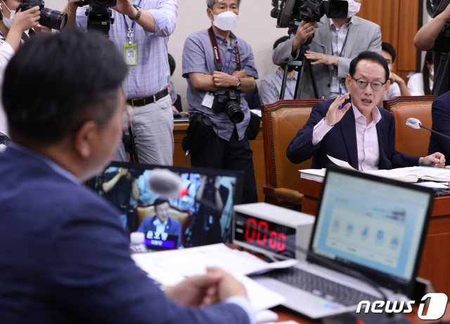 지난 8월 3일 오후 서울 여의도 국회에서 열린 법제사법위원회 전체회의에서 김도읍 국민의힘 간사가 소위 논의 없이 고위공직자범죄수사처(공수처) 법안을 상정하는 것에 반대하며 윤호중 위원장에게 항의하고 있다. 2020.8.3/뉴스1 © News1