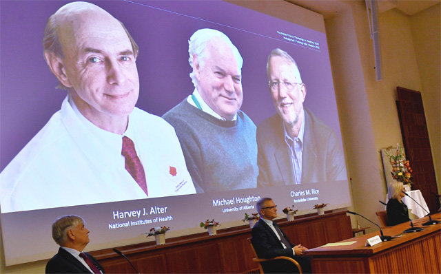 5일(현지 시간) 스웨덴 스톡홀름 카롤린스카의대에서 노벨위원회가 2020년 노벨 생리의학상 수상자를 발표하고 있다. 만성질환인 C형 간염을 일으키는 바이러스를 발견한 하비 올터 미국 국립보건원(NIH) 부소장(화면 왼쪽), 마이클 호턴 캐나다 앨버타대 교수(가운데), 찰스 라이스 미 록펠러대 교수. 노벨위원회 제공