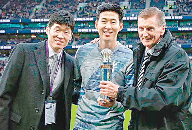 박지성(왼쪽)은 지난해 12월 8일 영국 런던에서 열린 토트넘과 번리의 경기를 앞두고 손흥민(가운데)에게 아시아축구연맹(AFC) 올해의 국제선수상을 전달했다. 손흥민은 이날 ‘73m 원더골’을 터뜨렸다. 사진 출처 토트넘 인스타그램