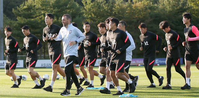 파울루 벤투 감독이 이끄는 축구 국가대표팀 선수들이 5일 경기 파주 축구 국가대표팀 트레이닝센터(NFC)에서 몸을 풀고 있다. ‘벤투호’는 9일과 12일 고양종합운동장에서 김학범 감독이 지휘하는 올림픽대표팀과 대결한다. 신종 코로나바이러스 감염증 확산 이후 A매치가 어려워진 상황에서 마련된 ‘스페셜 매치’다. 대한축구협회 제공