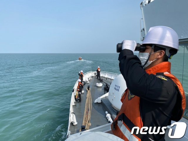 해양경찰 대원들이 인천 중구 연평도 해역에서 북한에 의해 피격돼 사망한 해양수산부 공무원 A씨(47)시신 수색을 하고 있다. (해양경찰청 제공)/뉴스1