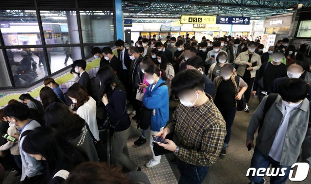 추석 명절 연휴가 끝나고 새로운 한 주를 맞이한 5일 오전 서울 구로구 신도림역 1호선 승강장에서 마스크를 한 시민들이 출근길 발걸음을 바쁘게 옮기고 있다./뉴스1 ⓒ News1 민경석 기자