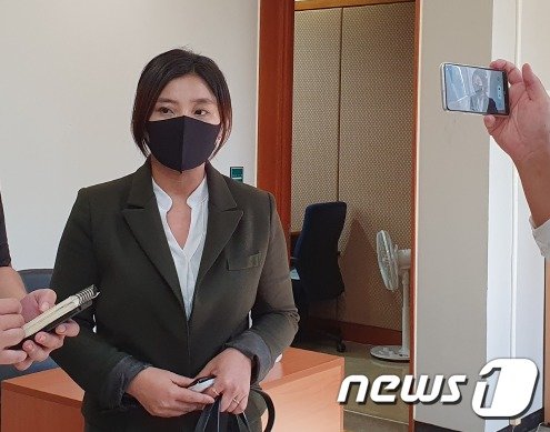 김소연 전 대전시의원이 6일 대전지법에서 민사 판결 결과에 대한 입장을 말하고 있다. ⓒ 뉴스1