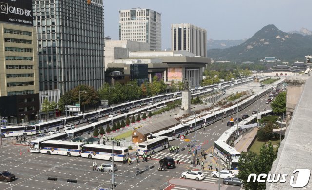 보수단체가 개천절 집회를 예고한 3일 서울 종로구 광화문광장 일대가 펜스와 차벽으로 둘러 쌓여있다. 2020.10.3/뉴스1 © News1