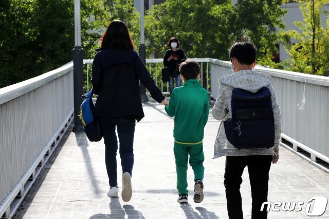 서울의 한 초등학교에서 한 어린이가 엄마손을 잡고 등교하고 있다. 2020.10.5/뉴스1 © News1