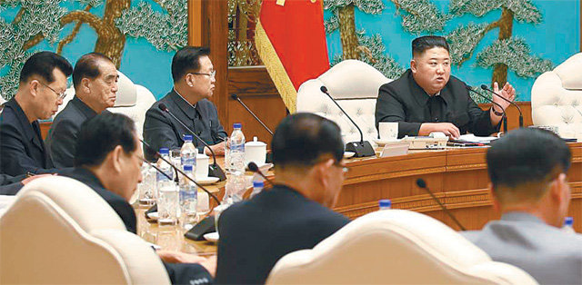 김정은 북한 국무위원장이 5일 제7기 제19차 정치국 회의를 주재했다고 노동당 기관지 노동신문이 6일 보도했다. 노동신문 뉴스1