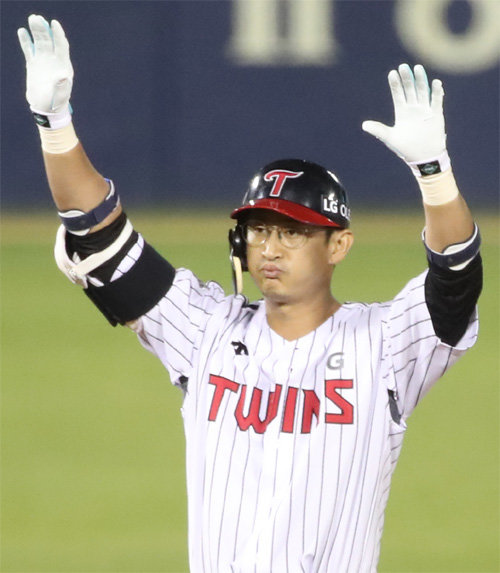 LG 박용택이 6일 서울 잠실구장에서 열린 삼성과의 경기 9회말 2루타로 KBO리그 최초 통산 2500안타를 기록한 뒤 두 팔을 벌려 세리머니를 하고 있다. 뉴시스