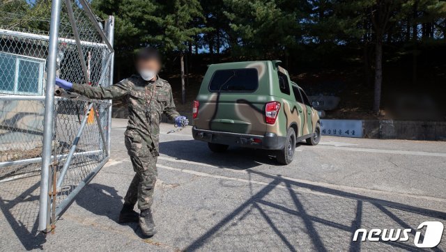 최근 신종 코로나바이러스 감염증(코로나19) 확진자가 나온 포천시의 한 육군 부대에서 추가 감염사례가 확인되면서 전체 확진자가 36명으로 늘었다. 2020.10.5/뉴스1 © News1