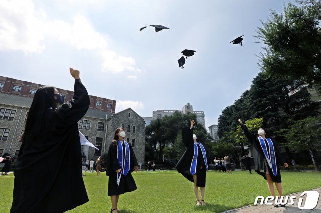 지난 8월25일 서울 동작구 중앙대학교에서 졸업 가운을 입은 학생들이 학사모를 던지고 있다./뉴스1 © News1