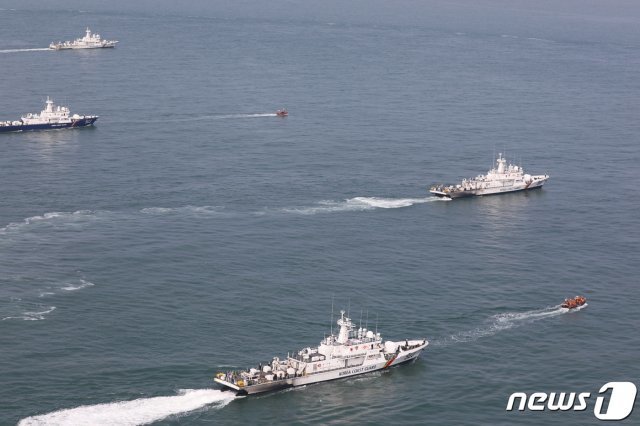 해양경찰 대원들이 인천시 중구 연평도 해역에서 북한에 의해 피격돼 사망한 해양수산부 공무원 A씨(47)시신 수색을 하고 있다. (해양경찰청제공)/뉴스1