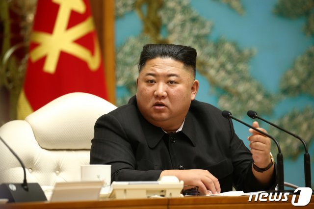 김정은 북한 국무위원장이 제7기 제19차 정치국 회의를 주재했다고 노동당 기관지 노동신문이 6일 전했다. (평양 노동신문=뉴스1)