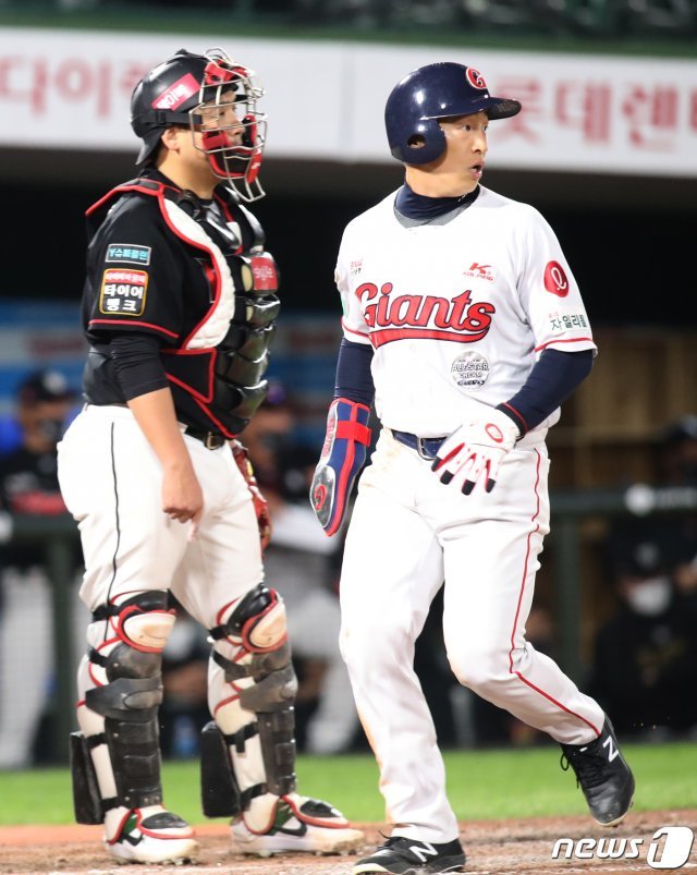 6일 오후 부산 사직야구장에서 열린 2020 프로야구 신한은행 SOL KBO리그 롯데자이언츠와 KT위즈 경기에서 6회말 2사 주자 2루 상황 롯데 전준우의 1타점 적시타로 2루주자 손아섭이 홈으로 들어오고 있다. 2020.10.6 © News1