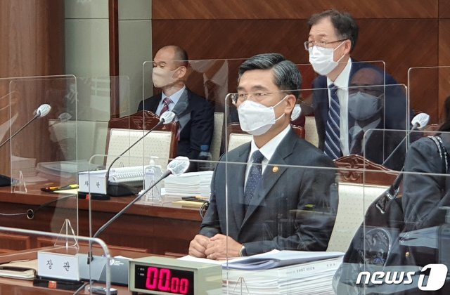 서울 국방부장관이 7일 오전 서울 용산 국방부에서 열린 국회 국방위원회 국방부 등에 대한 국정감사에 출석하고 있다. 2020.10.7/뉴스1 © News1