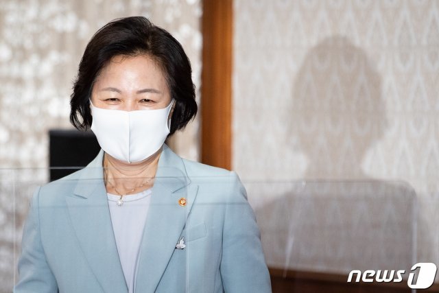 추미애 법무부 장관이 지난달 29일 서울 종로구 정부서울청사에서 열린 국무회의에 참석하고 있다. 뉴스1
