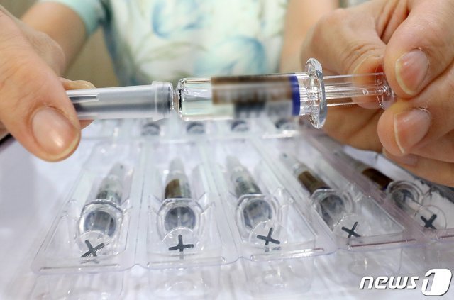 사진은 22일 서울 송파구의 한 소아병원에서 본 독감 백신 앰플의 모습. 2020.9.22/뉴스1 © News1