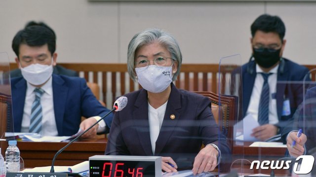 강경화 외교부 장관이 7일 서울 여의도 국회에서 열린 외교통일위원회 외교부 국정감사에서 질의응답을 하고 있다. 2020.10.7/뉴스1 © News1