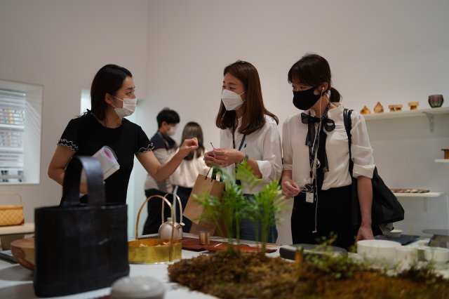2020 미술주간의 미술여행 아트워킹투어 프로그램 중 서울 압구정 ‘예술의 품격’ 코스에 참가한 관람객들이 갤러리 로얄에서 ＜감각을 깨우는 물, 차 茶＞ 전시에 대한 설명을 듣고 있다. 예술경영지원센터 제공