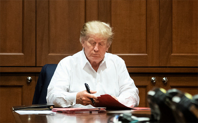 도널드 트럼프 미국 대통령이 최근 신종 코로나바이러스 감염증(코로나19) 확진 판정을 받은 뒤 군병원에서 입원 최근 도널드 트럼프 미국 대통령이 신종 코로 치료를받을때업무를보는모습. 베세즈다=AP뉴시스