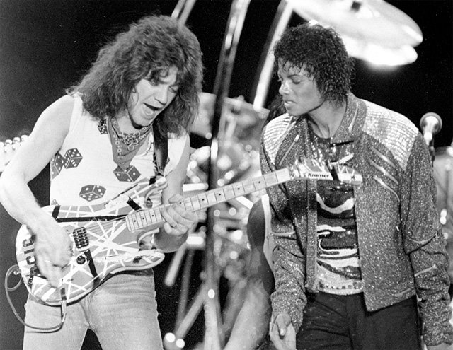 기타리스트 에디 밴 헤일런(왼쪽)이 1984년 미국 텍사스주 어빙의 공연장에서 마이클 잭슨과 ‘Beat It’을 연주하는 모습. AP 뉴시스