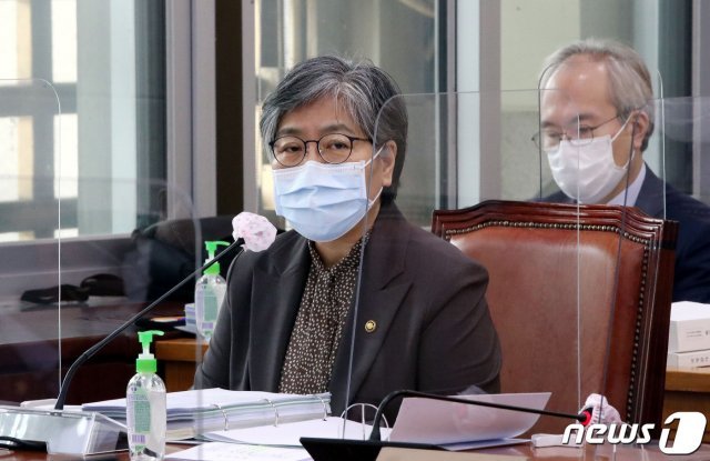 정은경 질병관리청장이 7일 서울 여의도 국회에서 열린 국회 보건복지위원회의 보건복지부·질병관리청 등에 대한 국정감사에서 의원 질의에 답변하고 있다. 정은경 청장 뒤쪽은 권준욱 국립보건연구원장(중앙방역대책본부 부본부장)./뉴스1 © News1