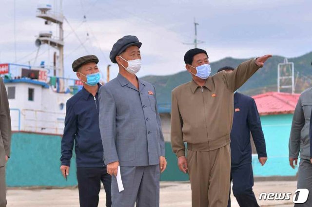 (평양 노동신문=뉴스1) = 김덕훈 북한 내각총리가 함경도 일대의 수해복구 현장을 현지점검했다고 8일 노동당 기관지 노동신문이 보도했다. [국내에서만 사용가능. 재배포 금지. DB 금지. For Use Only in the Republic of Korea. Redistribution Prohibited] rodongphoto@news1.kr