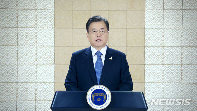 문재인 대통령이 8일 미국 뉴욕에서 열린 코리아 소사이어티 화상 연례 만찬 기조연설을 영상으로 전하고 있다. (사진=청와대 제공) 뉴시스