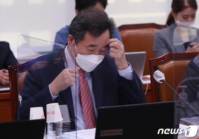이낙연 더불어민주당 대표가 7일 오전 서울 여의도 국회에서 열린 외교통일위원회의 외교부에 대한 국정감사에 참석해 생각에 잠겨있다. 2020.10.7/뉴스1 © News1