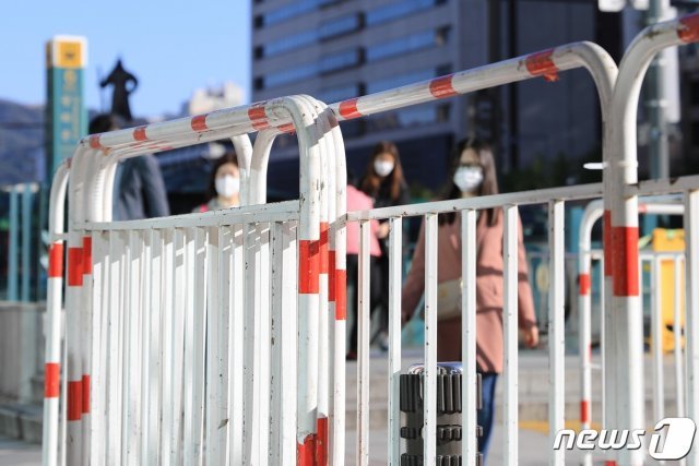 보수단체가 한글날 집회를 예고한 가운데 8일 오전 서울 세종대로 광화문사거리 인근에 경찰의 펜스가 모여 있다.2020.10.8 © News1