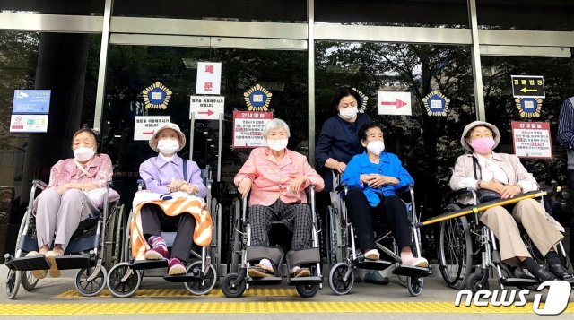 제주지방법원 제2형사부(장찬수 부장판사)는 지난 6월15일 오전 201호 법정에서 제주4·3희생자 10명의 재심 개시 여부를 판단하기 위한 첫 심리재판을 진행했다. 사진은 이날 재판에 참석한 생존수형인 김묘생(92), 김영숙(90), 김정추(89), 변연옥(91), 송순희 할머니(95).2020.6.15 /뉴스1© News1