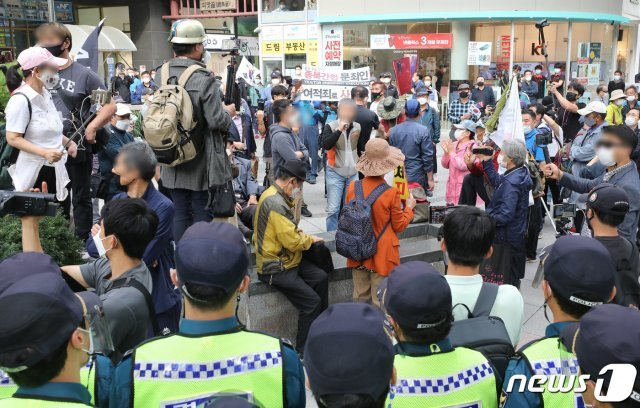 보수단체가 개천절 집회를 예고한 3일 서울 종로구 광화문 광장 일대 및 종로구청 입구 사거리 부근에서 도심 집회 시도에 나선 시민들이 구호를 외치고 있다. 2020.10.3/뉴스1 © News1